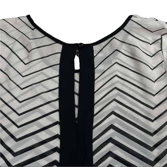 iZ Byer 📌 size small black white chevron sheer 3/4 sleeve scoop neck curved hem - Picture 11 of 16